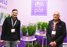 Calvin Blomjous en Ton Vreugdenhil stonden op de beurs met een "mooie compacte plant van de serie, Field Freesia" van Ton in Pot.